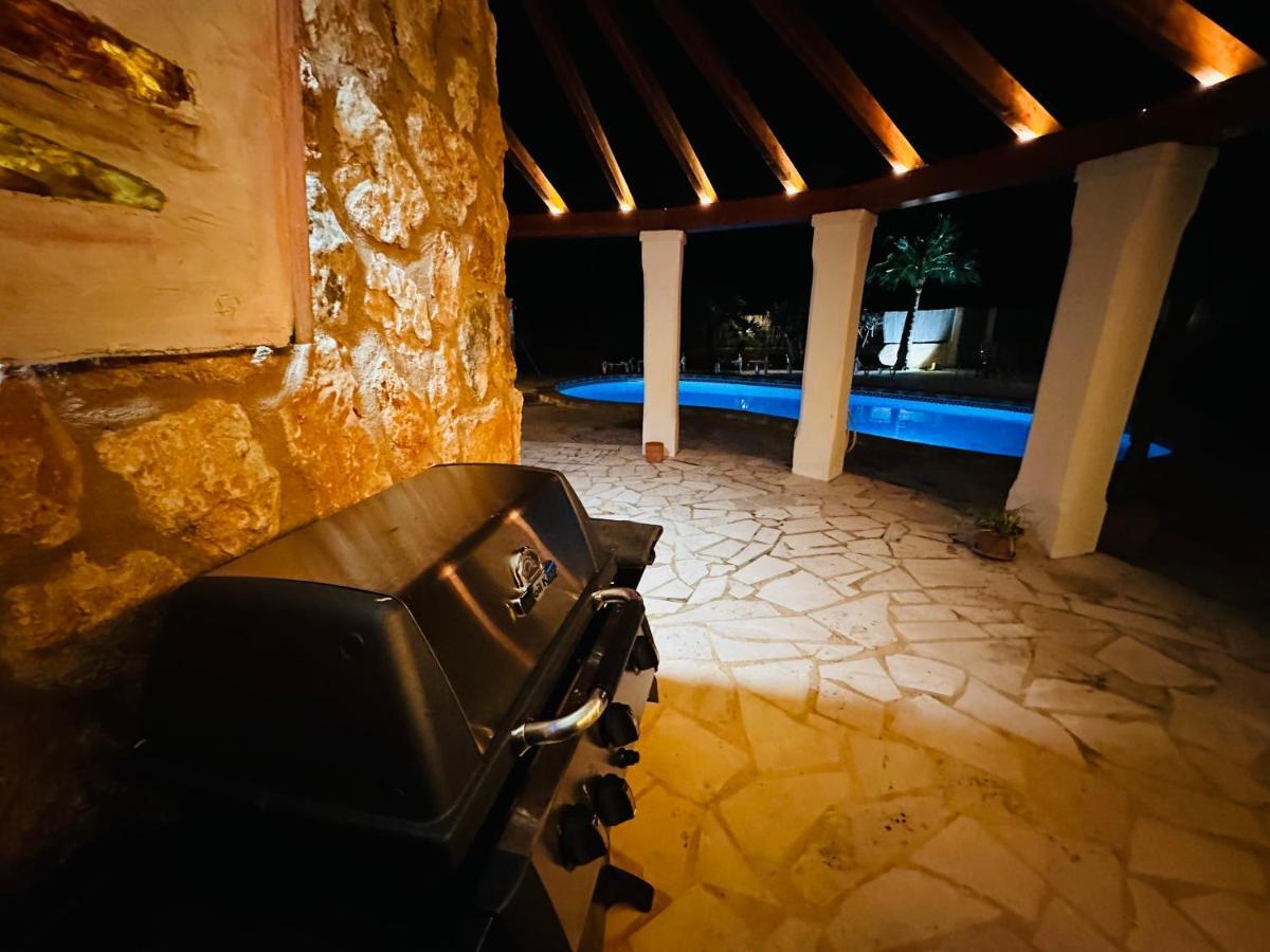 Villa Sanchez In Strandnahe Mit Pool, Jacuzzi, Klima, Wifi, Gas Bbq Santanyí Eksteriør billede